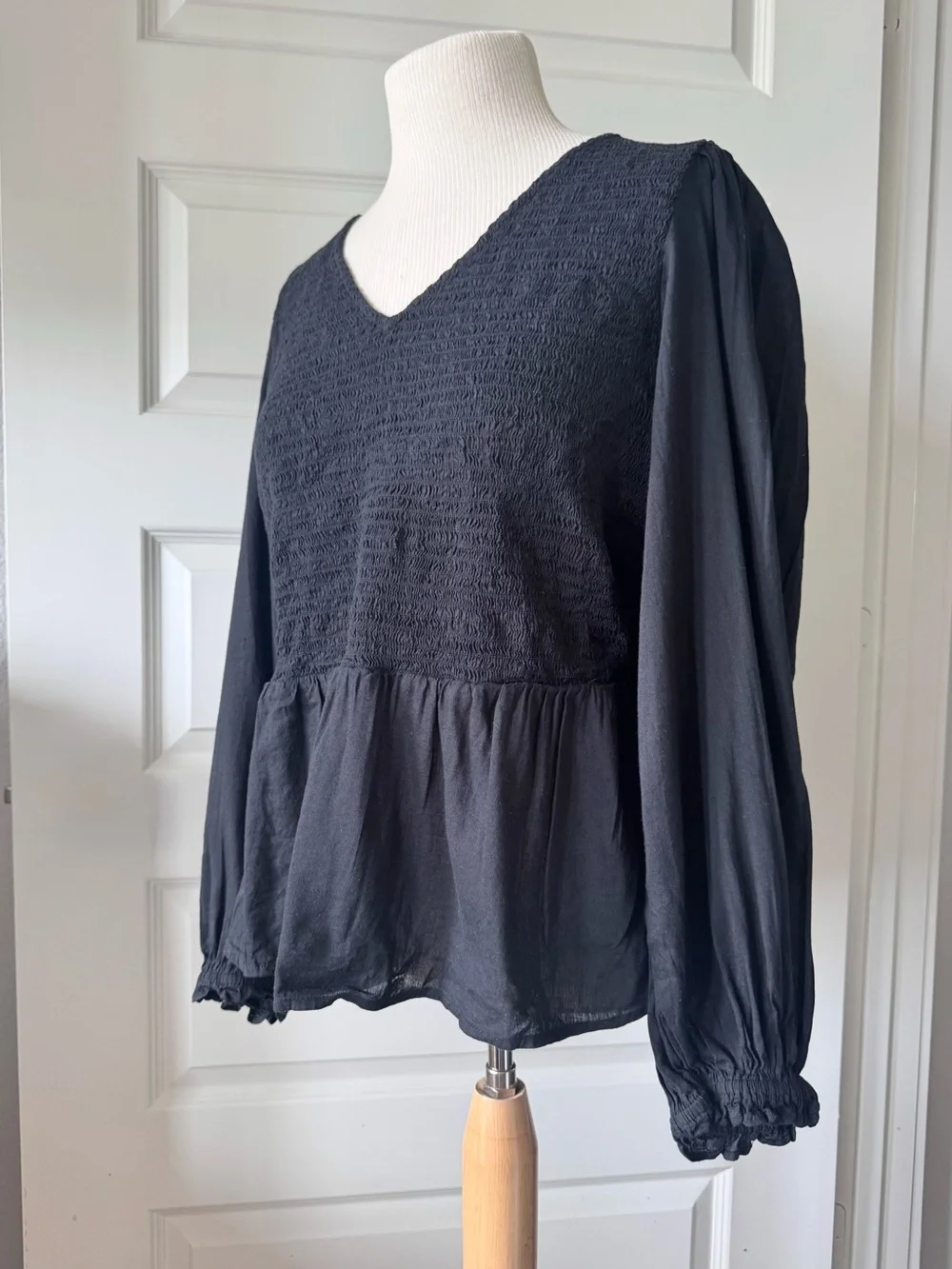Old Navy Black Smocked Peplum Blouse Women’s XL Long Sleeve V-Neck